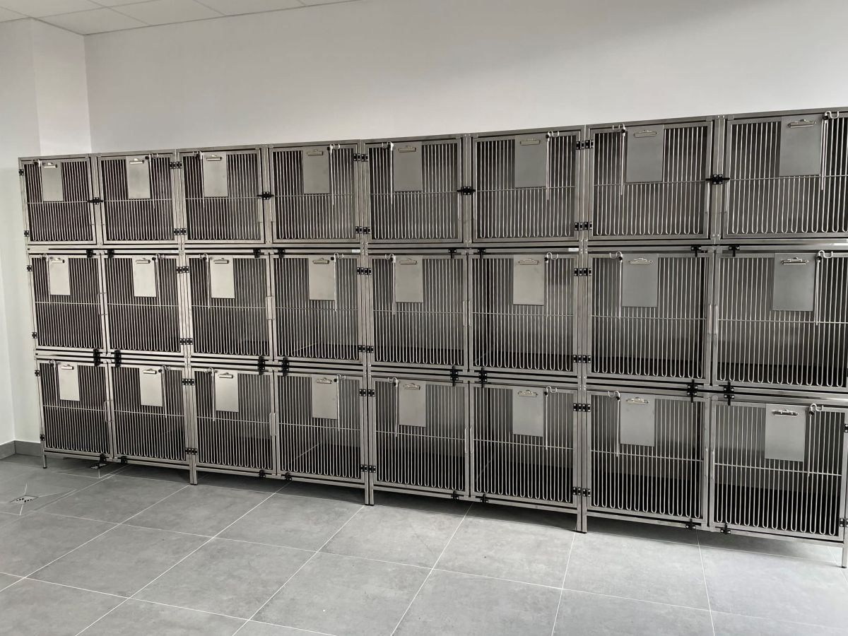 Ocelové klece v různých konfiguracích