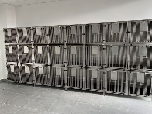 Ocelové klece v různých konfiguracích Zestaw klatek dla zwierząt.jpg